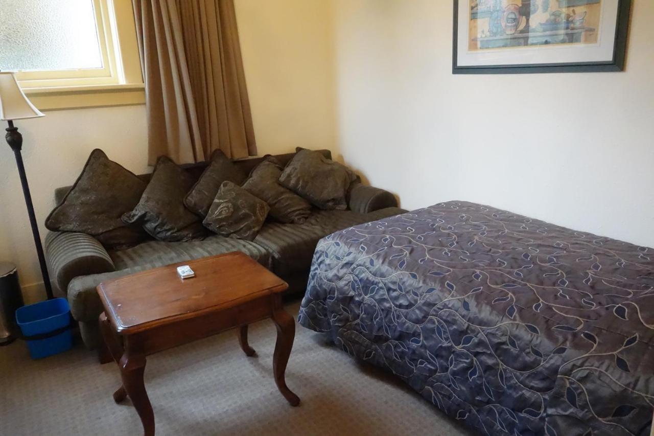 Manor Views Nz Hotel Huntly Bagian luar foto